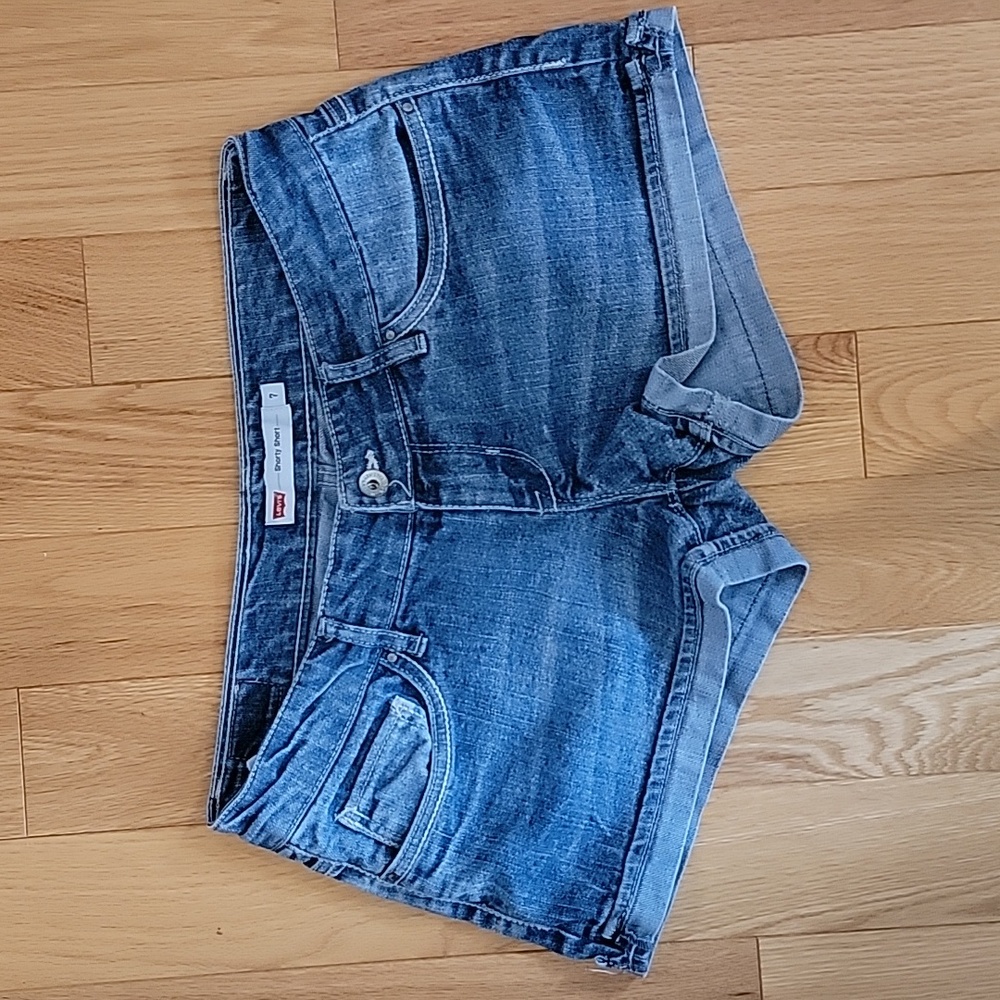 Levi's Shorty Short size 7